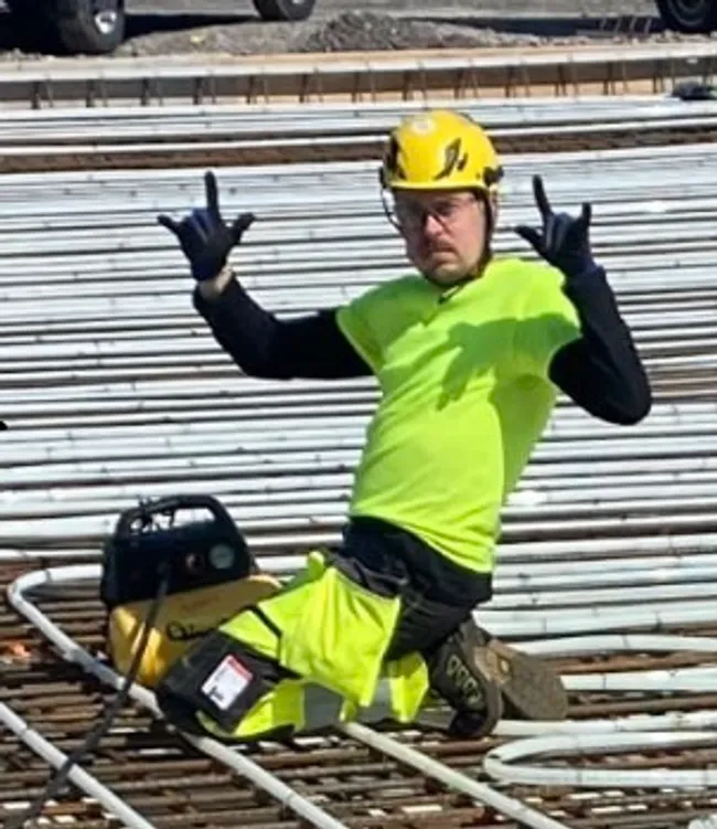 Toni Koski työmaalla kypärä ja huomiovaatteet päällä